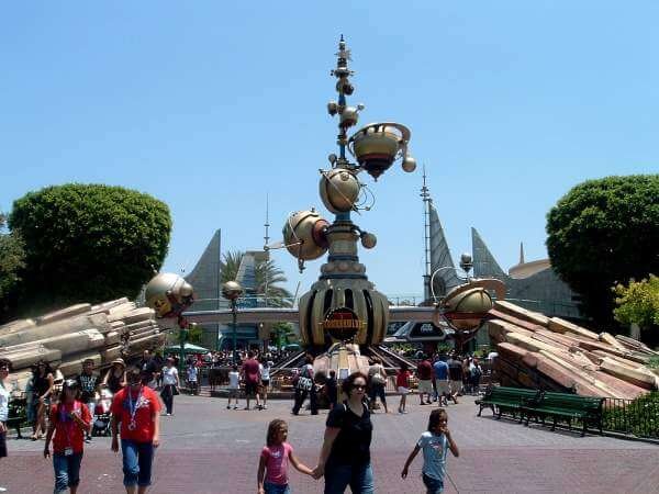जानिए डिज्नीलैंड से जुडी कुछ अनोखी रोचक बातें | 18 Crazy facts about Disneyland in Hindi